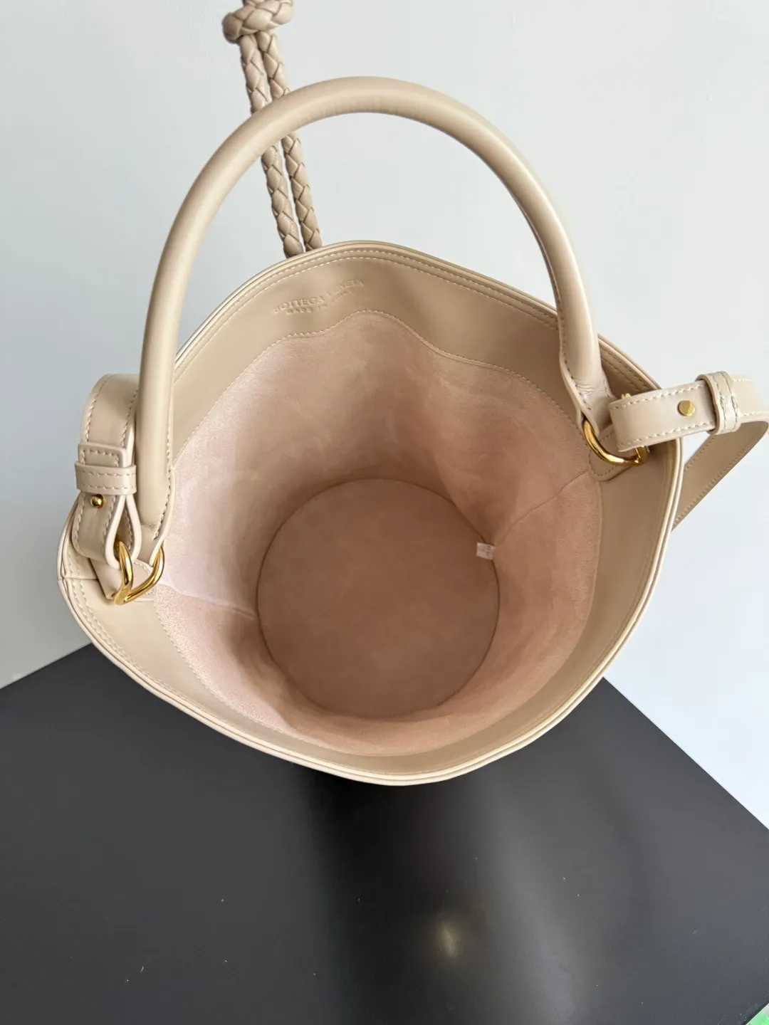 Batch 1620 BOTTEGA VENETA 2025 new women's LIBERTA small bucket bag The wind of "freedom" is still blowing towards summer🫧Unique bag shape and large enough capacity. This kind of small bag has always been very popular in summer. It can easily store essential items such as sunscreen and mini 5-fold umbrella when carrying it when going out. It uses braided knots and horseshoe buckle shapes. The metal ring is used for opening and closing, and the classic weaving is only used as an embellishment here, giving way to the simplicity of all-leather. It is a true combination of innovation and classics. It is also equipped with a detachable long shoulder strap. Friends who don’t like to carry it on the shoulder can only buy this bag and have more choices. Style number: 815244 Size: 22*18*15cm
